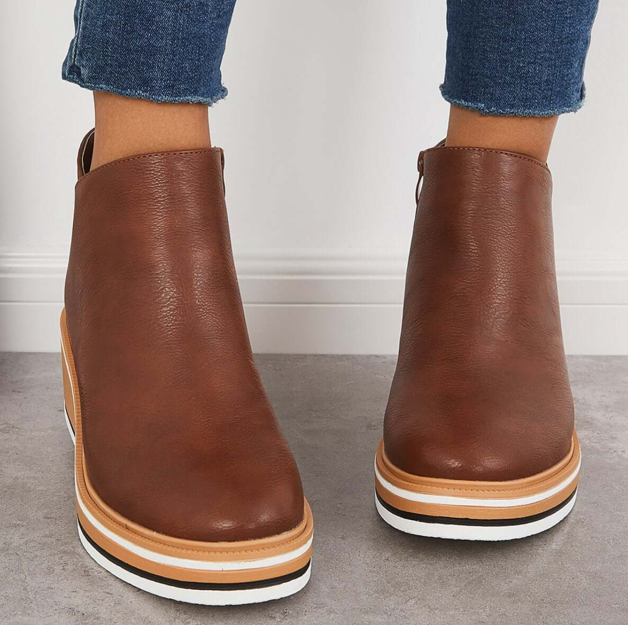 Mari Stella – Elegant Boots with Decorative Stitching